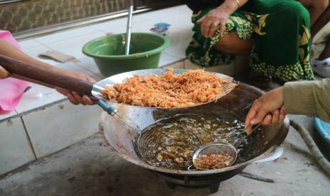 Pembuatan bawang goreng 