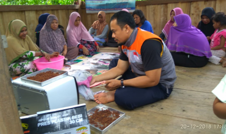 Pelatihan pembuatan gula semut dengan menggunakan oven. 