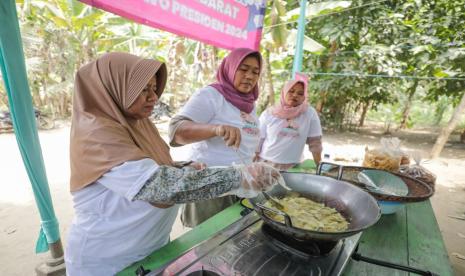 Pelatihan pembuatan keripik pisang bagi masyarakat dan istri para nelayan yang berada di Dusun Buniayu, Desa Karang Jaladri, Kecamatan Parigi, Kabupaten Pangandaran, Jawa Barat. 