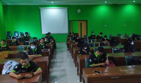 Pelatihan pembuatan konten digital oleh dosen UBSI bertempat di MAN 1 Karanganyar.