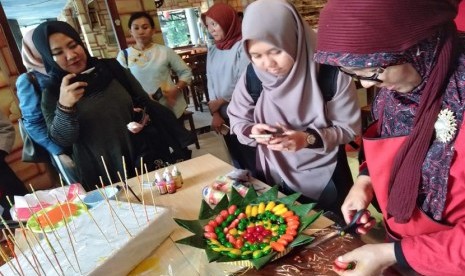 Pelatihan pembuatan kue bagi wirausaha pemula yang tergabung di Koperasi Forsema