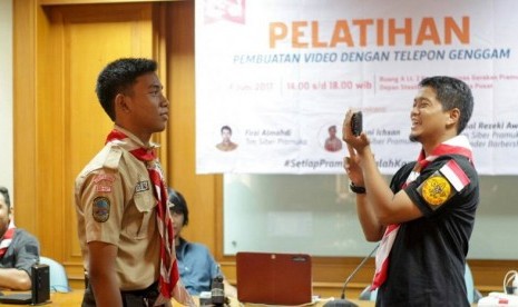 Pelatihan pembuatan video dengan menggunakan telepon genggam oleh Kwarnas Gerakan Pramuka