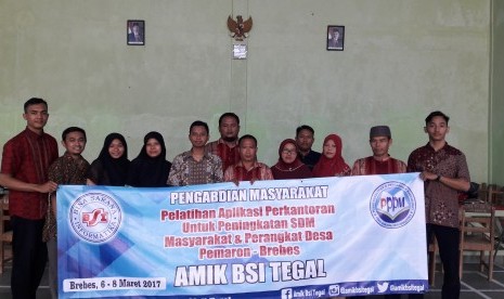 Pelatihan pengenalan aplikasi perkantoran bagi aparatur Desa Pemaron, Brebes oleh dosen AMIK BSI Tegal. 