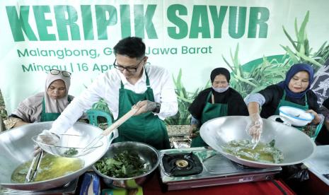 Pelatihan pengolahan kripik sayur untuk para warga Desa Bunisari, Kecamatan Malangbong, Kabupaten Garut, Jawa Barat. 