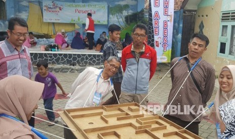 Pelatihan program pemberdayaan diri melalui Fun Math & Science Motivational Coaching di kampung matematika di Laladon-Ciomas, Kab.Bogor, Kamis (11/1).