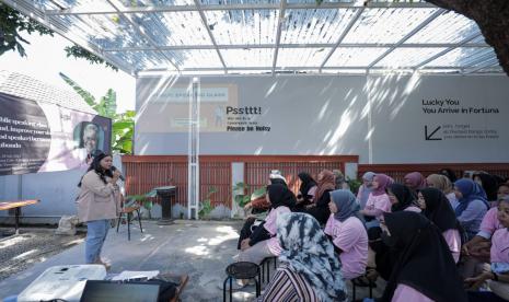 Pelatihan Public Speaking untuk kaum muda khususnya perempuan di Kabupaten Situbondo, Jawa Timur. 