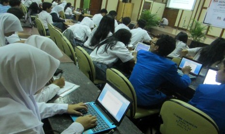 Pelajar berjilbab dalam sebuah kelas