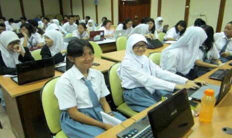 Pelatihan Republika Online Journalism Class yang diikuti pelajar SMA dan SMK Negeri Se-Jakarta Selatan di Aula SMKN 6 Jakarta Selatan, Selasa (12/11).