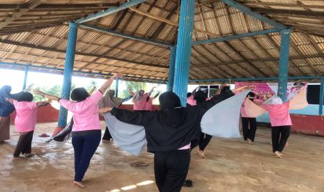 Pelatihan tari di Desa Tajau Mulia, Kecamatan Batu Ampar, Kabupaten Tanah Laut, Kalimantan Selatan. 