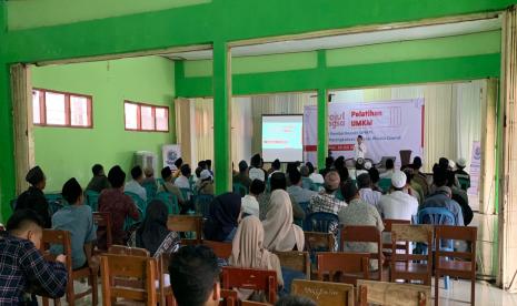 pelatihan tentang UMKM dengan ratusan santri di Pondok Pesantren Nurul Ulum Bondowoso, Jawa Timur pada Selasa (30/7/2024).