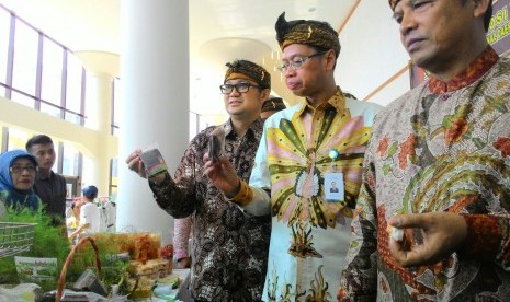 PELATIHAN UMKM : Bupati Bandung H Dadang M Naser (kanan) didampingi Dirut Bank BJB Ahmad Irfan (tengah) dan Direktur Mikro Bank BJB Agus Gunawan meninjau sejumlah produk UMKM binaan di sela acara Pelatihan Kewirausahaan dan UMKM di Gedung Budaya Sabilulung