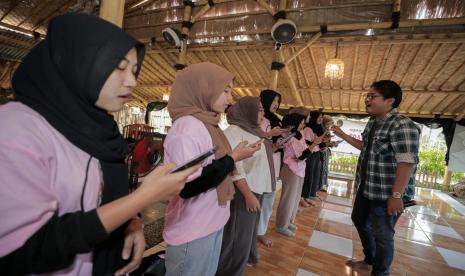 Pelatihan vokal kepada para milenial di Warung Mimi Sepuh, Desa Kecomberan, Kecamatan Talun, Kabupaten Cirebon, Jawa Barat. 