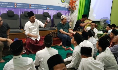 Pelatihan yang diikuti sekitar 150 santri dari berbagai pondok pesantren di Jawa Tengah ini dilaksanakan di auditorium Mathla’ul Anwar, Pondok Pesantren Al Anwar, Sarang, Rembang, pada Selasa - Rabu, (13-14/2).