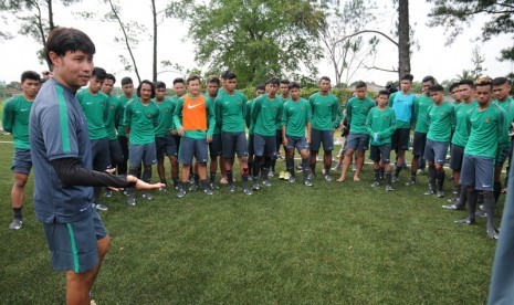 Pelatiih Eduard Tjong bersama skuat Timnas Indonesia U-19. 