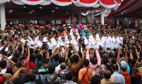 Pelatikan Gubernur Sumut Tengku Erry Nuradi (tengah) bersama sejumlah Bupati/Wakil Bupati dan Wali Kota/Wakil Wali Kota terpilih berfoto bersama usai  pelantikan di Lapangan Merdeka Medan, Sumatera Utara, Rabu (17/2)