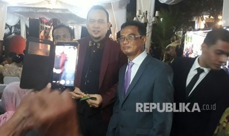 Pelawak Lies Hartono atau akrab disapa Cak Lontong berswafoto dengan sejumlah tamu undangan pernikahan Kahiyang dan Bobby Rabu (8/11).