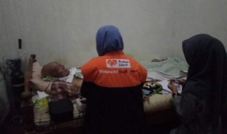 Pelayanan kesehatan dari Rumah Zakat kepada para lansia di Desa  Berdaya Balecatur, Kecamatan Gamping, Kabupaten Sleman, DIY, Ahad (24/2).