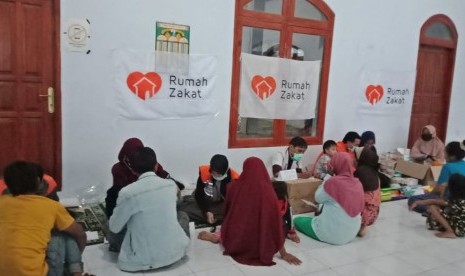 Pelayanan medis di posko utama Rumah Zakat di Pandeglang.