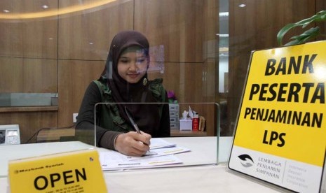 Pelayanan nasabah di kantor pelayanan salah satu bank swasta nasional di Jakarta. ilustrasi 