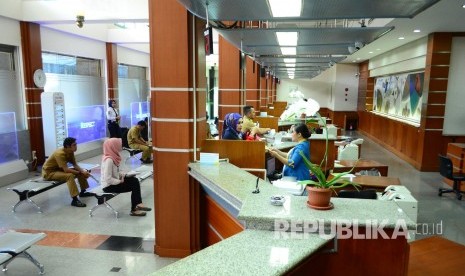 Pelayanan nasabah di Kantor pusat Bank BJB, Jalan Naripan, Kota Bandung.