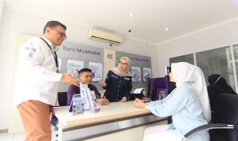 Pelayanan perbankan syariah di Bank Muamalat Indonesia.