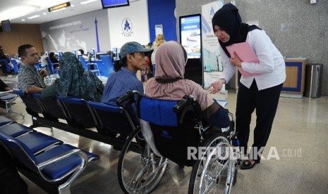  Petugas memberikan penjelasan pelayanan satu jam dikantor Taspen, Jakarta, Senin (22/2). 