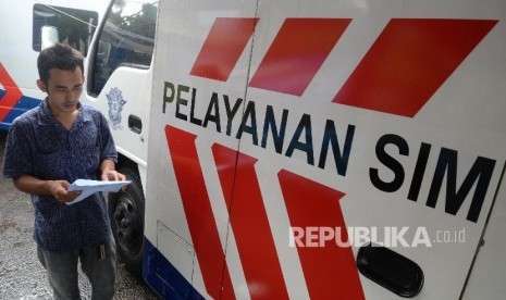   Pelayanan SIM keliling di kawasan Kalibata, Jakarta Selatan, Selasa (24/5).    (Republika/Yasin Habibi)