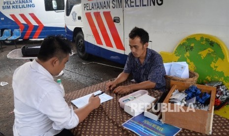 Pelayanan SIM keliling di kawasan Kalibata, Jakarta Selatan. ilustrasi (Republika/Yasin Habibi)(Republika/ Yasin Habibi)