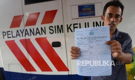 Pelayanan SIM keliling di kawasan Kalibata, Jakarta Selatan, Selasa (24/5). (Republika/Yasin Habibi)