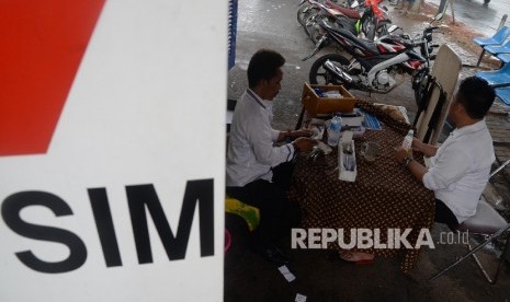 Pelayanan SIM keliling di kawasan Kalibata, Jakarta Selatan, Selasa (24/5). (Republika/Yasin Habibi)