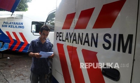 Pelayanan SIM keliling di kawasan Kalibata, Jakarta Selatan, Selasa (24/5). (Republika/Yasin Habibi)