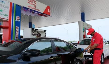 Pelayanan SPBU Pertamina di ruas Tol Trans Jawa pada masa libur Natal 2021, beberapa waktu lalu. Peramina mencatat konsumsi BBM di ruas tol Trans Jawa wilayah kerja Patra Niaga Regional Jawa Bagian Tengah (RJBT) mengalami lonjakan hingga 54 persen pada periode 23 Desember hingga 26 desember 2021.