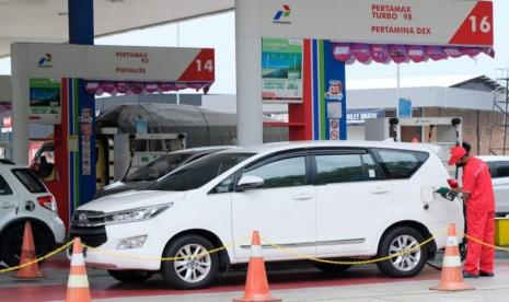 Pelayanan SPBU Pertamina di ruas Tol Trans Jawa pada masa libur Natal 2021, beberapa waktu lalu. Kementerian ESDM sudah berhitung, kenaikan harga minyak dunia dan juga CP Aramco sebagai harga dasar elpiji akan membebani APBN.