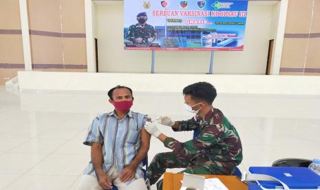 Pelayanan vaksinasi di Gedung Hercules, Markas Koopsau III, Biak Numfor, Papua, Ahad (18/7).