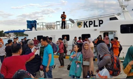 Pelayar di kapal KM Ilham dievakuasi setelah mengalami gangguan teknis. 