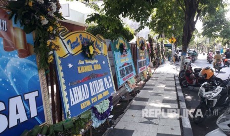 Pelayat masih mendatangi rumah almarhum Choirul Huda di Jalan Basuki Rahmad Nomor 66, Kelurahan Sukomulyo, Kecamatan Lamongan, Lamongan, Senin (16/10).