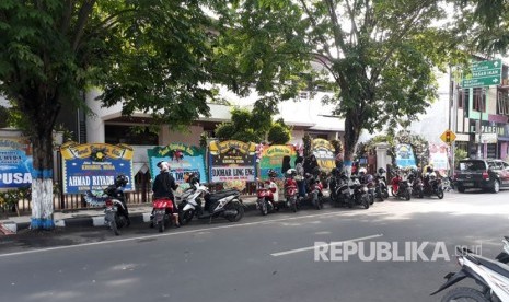 Pelayat masih mendatangi rumah almarhum Choirul Huda di Jalan Basuki Rahmad Nomor 66, Kelurahan Sukomulyo, Kecamatan Lamongan, Lamongan, Senin (16/10).