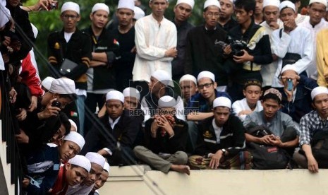   Pelayat memadati makam almarhum Habib Munzir Al Musawwa saat prosesi pemakaman di kompleks pemakaman Habib Kuncung, Kalibata, Jakarta Selatan, Senin (16/9).       (Republika/Agung Supriyanto)