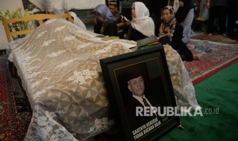 Pelayat membaca Alquran Surah Yasin di depan jenzah Adi Sasono di Kediaman Pondok Labu, Jakarta, Sabtu (13/8).