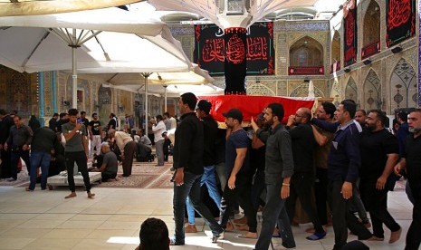 Pelayat membawa jenazah demonstran yang meninggal dalam protes antipemerintah untuk dishalatkan di Masjid Imam Ali di Najaf, Irak, Sabtu (5/10).