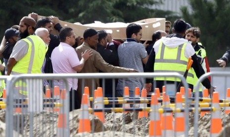 Korban Penembakan Christchurch akan Hadiri Sidang Vonis. Pelayat membawa jenazah korban penembakan masjid di Memorial Park Cemetery di Christchurch, Selandia Baru. 