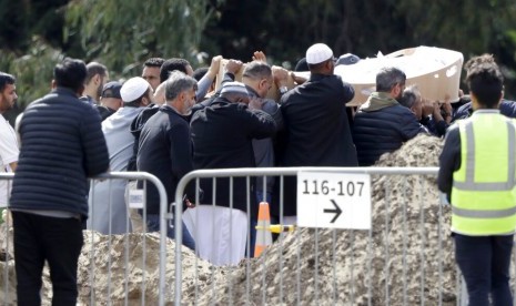 Pelayat membawa jenazah salah satu korban penembakan masjid di Memorial Park Cemetery di Christchurch, Selandia Baru, Rabu (20/3).