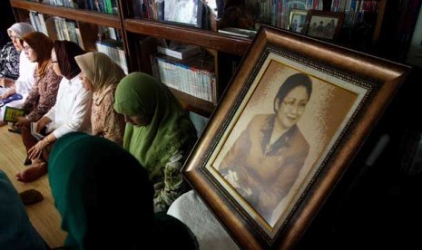  Pelayat mendoakan jenasah mantan Menkes, Endang Rahayu Sedyaningsih di kediamannya Jalan Pendidikan, Duren Sawit, Jakarta Timur, Rabu (2/5).