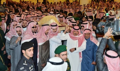 Pelayat mengusung jenazah raja Arab Saudi, Abdullah bin Abdulaziz Al Saud, di Riyadh, Arab Saudi, pada 23 Januari 2015. 