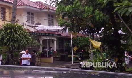 Pelayat mulai mendatangi rumah manajer JKT48 di Perumahan River Park Blok GE. 4 No. 3 RT 002/02, Jurang Mangu Barat, Pondok Aren, Tangerang Selatan, Rabu (22/3) siang. 