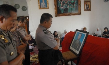 Pelayat shalat jenazah di didepan jenazah almaruhum Jendral Punawirawan Drs.Banurusman di rumah duka yang terletak di Perum Wira Makmu,Ciputat, Tangerang Selatan, Selasa (6/11).