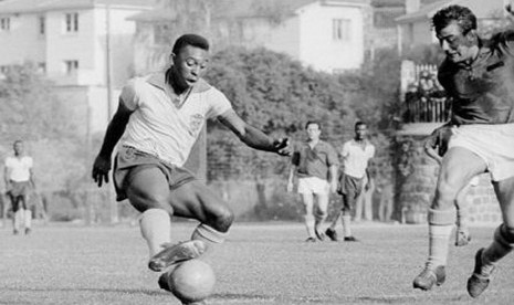 Pele (kiri) di laga perdana Piala Dunia 1962 sebelum mengalami cedera. (ilustrasi)