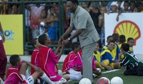 Pele saat meresmikan lapangan yang bisa menghasilkan tenaga listrik di Rio de Janeiro.