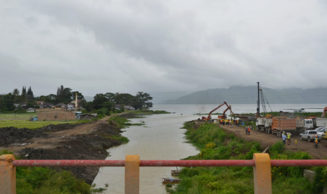  Pelebaran alur Tano Ponggol di Danau Toba Kabupaten Samosir menjadi 80 meter dari 25 meter. 