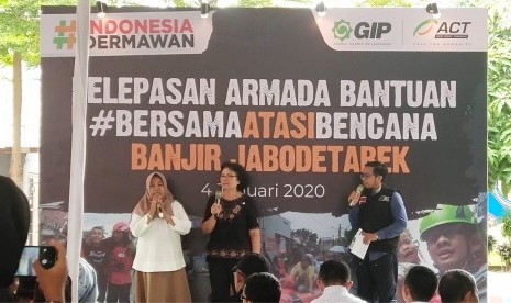 Pelepasan armada bantuan ACT oleh Walikota Jakarta Timur M. Anwar di Posko ACT, RPTRA Permata Intan, Bidara Cina, Jatinegara, Sabtu (4/1).